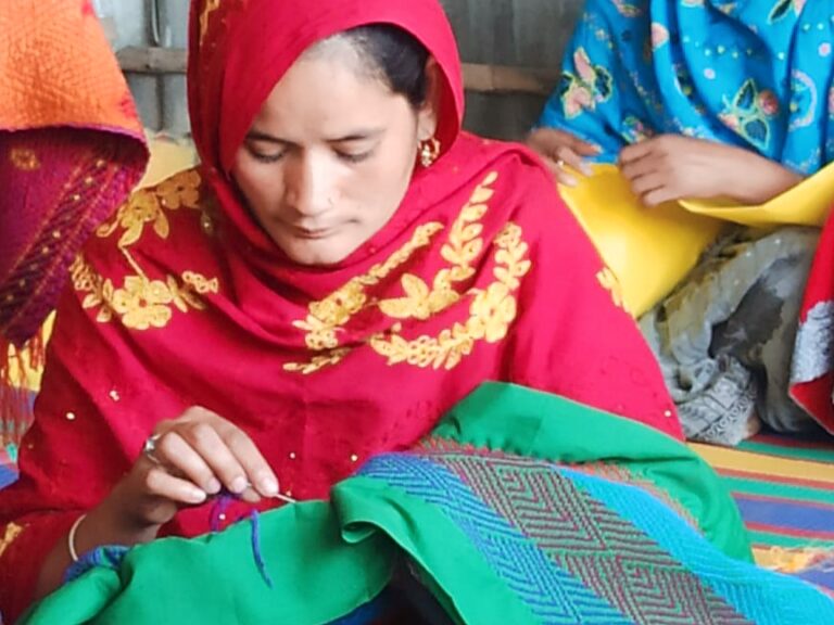 सूई धागे से महिलाएं गढ़ रही किस्मत, ‘किशनगंज’ से ‘सिंगापुर’   पहुंचा इनके हाथों  बनाया खेता आर्ट , 